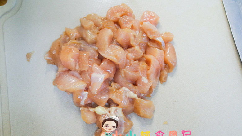 12个月以上无油鸡米花,鸡胸肉切成小丁,可以用酱油腌渍也可以直接用原味