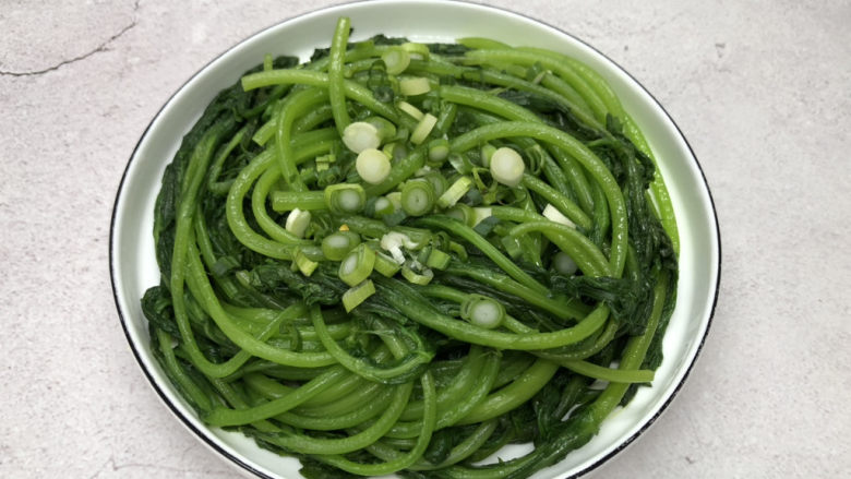 蒜泥茼蒿,控水后放入盘中,放入葱花