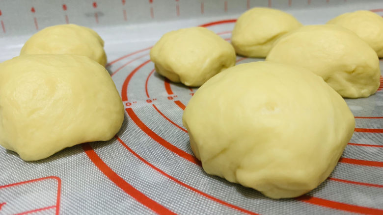 菠萝面包,用手压排气,然后分成8份;