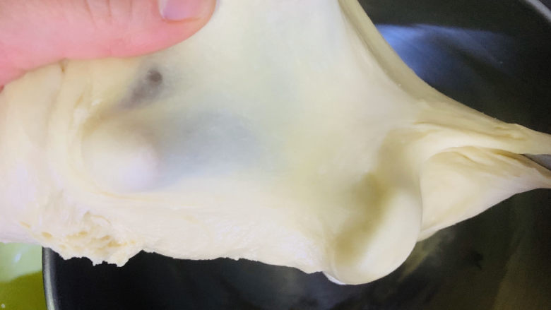 菠萝面包,1档先把黄油搅拌均匀,3档揉到出膜;