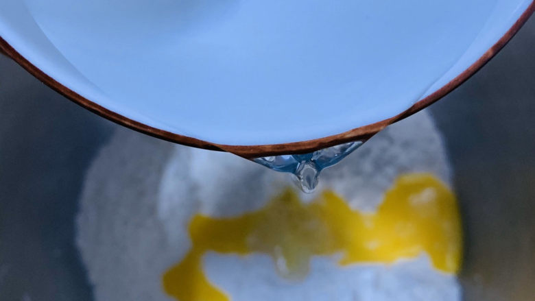 菠萝面包,加水;