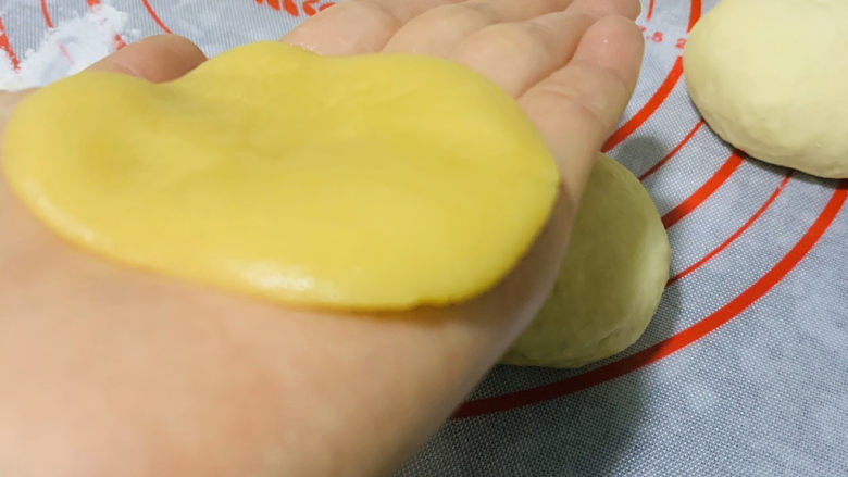 菠萝面包,菠萝皮,压扁;