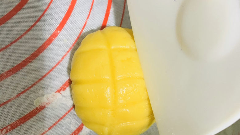 菠萝面包,用切到,轻压;
