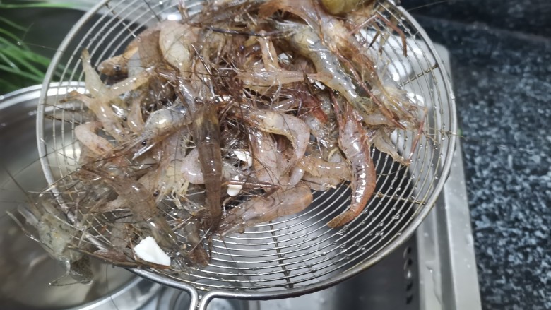 最当季,最美味的干煸椒盐河虾,好吃看得见,共饮一杯否?,<a style='color:red;display:inline-block;' href='/shicai/ 1660'>河虾</a>洗净,沥干水分