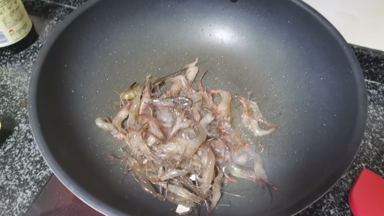 最当季,最美味的干煸椒盐河虾,好吃看得见,共饮一杯否?,锅里下油