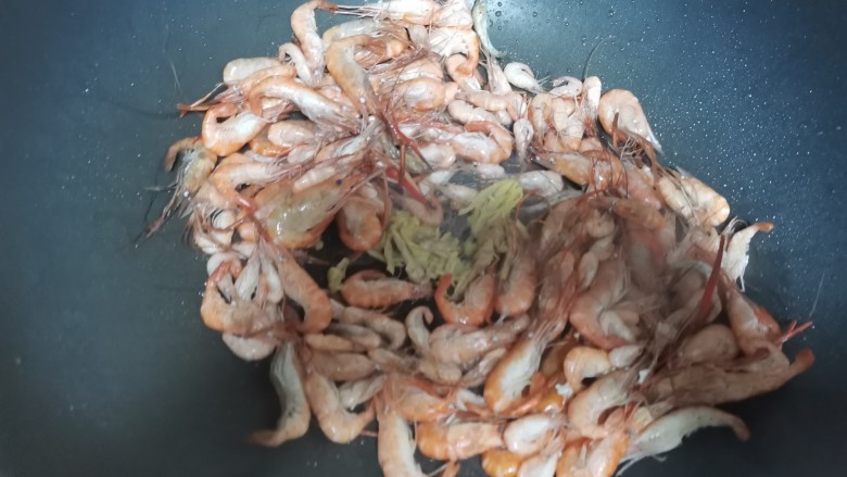 最当季,最美味的干煸椒盐河虾,好吃看得见,共饮一杯否?,下姜爆炒