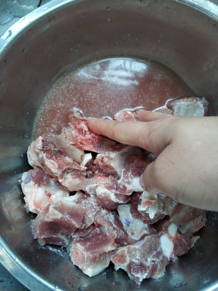 糖醋菠萝排骨,将血水挤压干净,以防一会炸时有黑点。