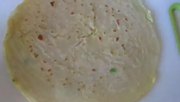 美味鸡蛋卷,饼煎好后将鸡蛋饼的一面朝下放在案板上;
