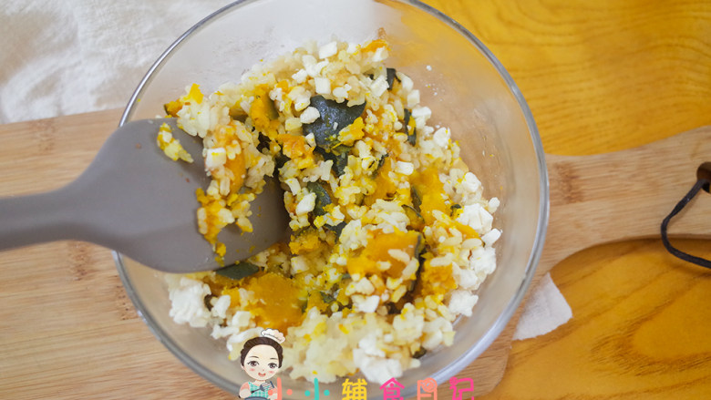 12个月以上南瓜焗饭,准备一个碗把南瓜饭盛出来+一大勺马苏里拉芝士混合均匀
