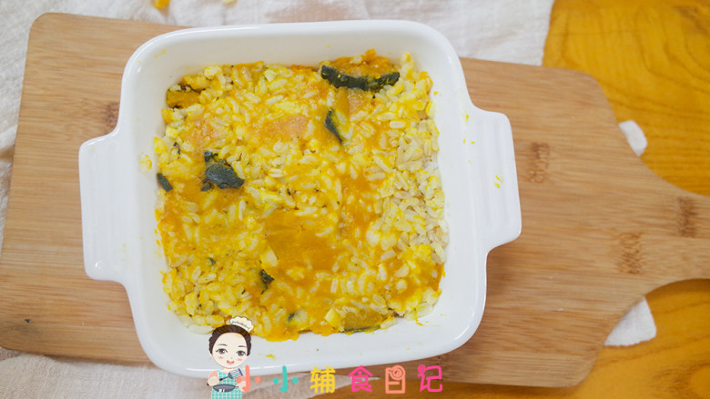 12个月以上南瓜焗饭,把南瓜饭放入烤碗里压平
