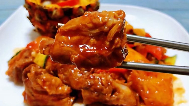 糖醋菠萝排骨,香浓汁甜,唇齿留香,回味无穷