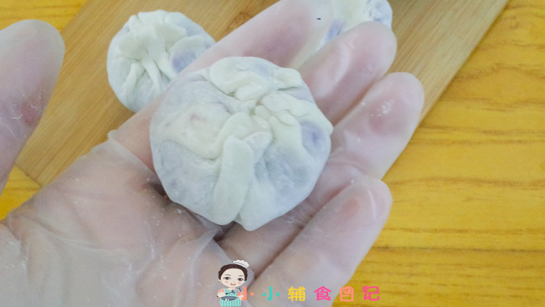 12个月以上紫薯芝士脆饼,把饺子皮包住紫薯,如果包不住也可以先把皮擀一擀再包