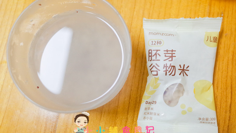 10个月以上紫薯谷物米粥,谷物米洗干净,加入150g水,没有谷物米也可以用普通的大米,胚芽米营养会更好哦