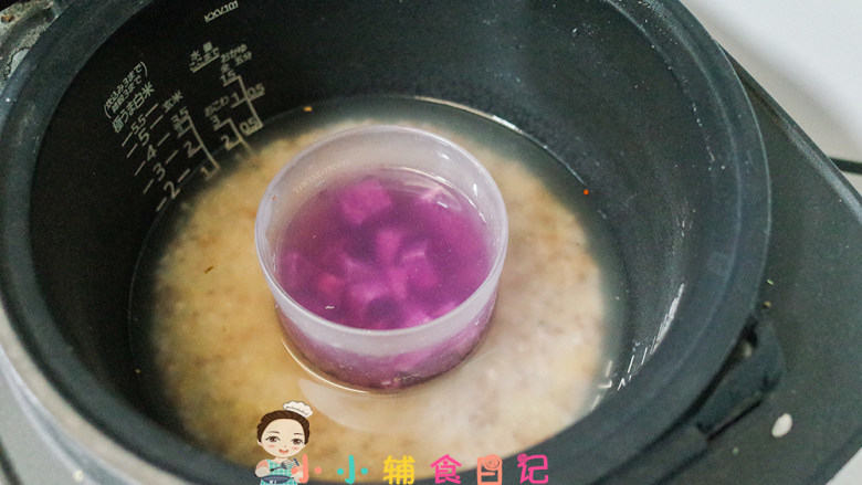 10个月以上紫薯谷物米粥,将蒸煮碗放在电饭锅跟大人的米饭一起煮,没有这个碗也可以用家里的不锈钢杯子替代