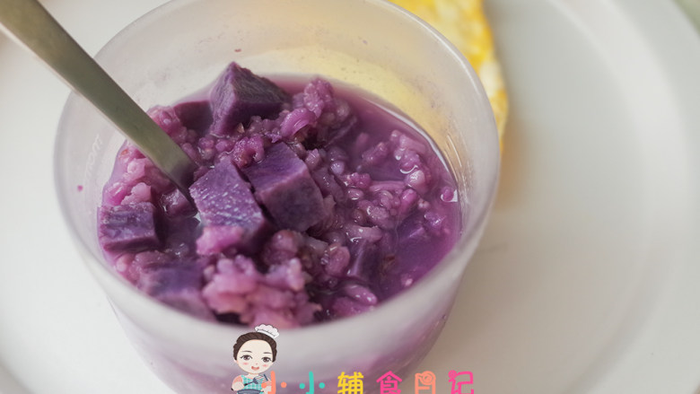 10个月以上紫薯谷物米粥,如果有粗粮不容易熟可以多焖一会或者加水浸泡几个小时再煮