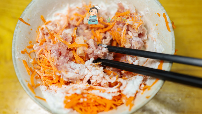 10个月以上辅食胡萝卜藜麦肉丸,加入玉米淀粉10g 鸡蛋液10g