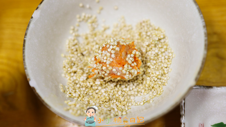 10个月以上辅食胡萝卜藜麦肉丸,藜麦提前浸泡3小时裹上藜麦