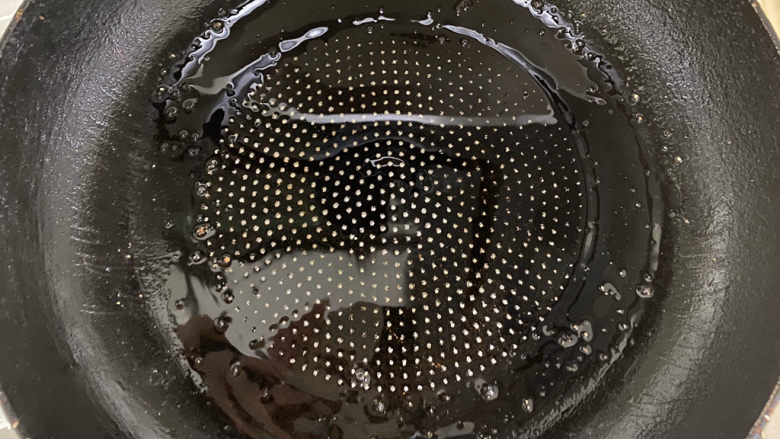 食材简单|5分钟脆香芝士吐司㊙️,平底锅加入一层薄油,中小火加热