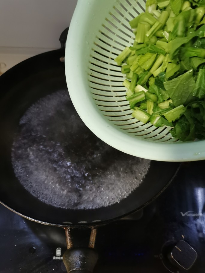 清炒芥菜,水开倒入芥菜