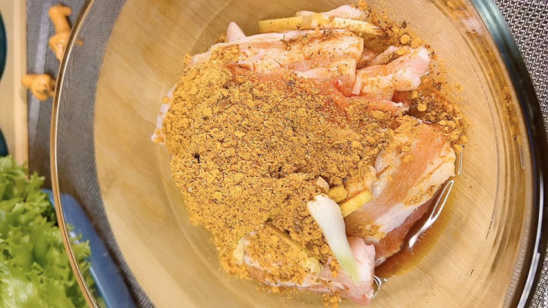 家庭韩式烤肉,一大勺烤肉料,没有烤肉料也可以用六婆辣椒面和奥尔良腌料按照7:3比例调匀,我试过几次,味道超级棒。