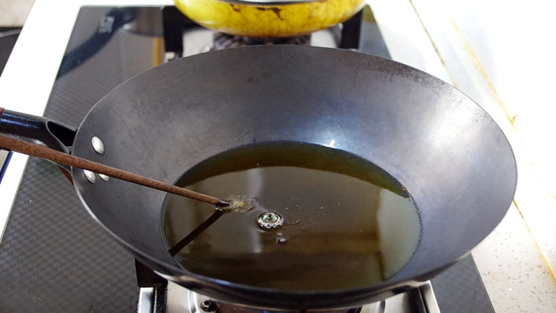 干锅土豆香辣虾,锅里倒入适量食用油,用筷子放入油锅起小泡后即可。