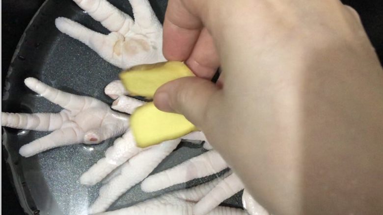 酸辣柠檬鸡爪,凉水下锅,放姜片