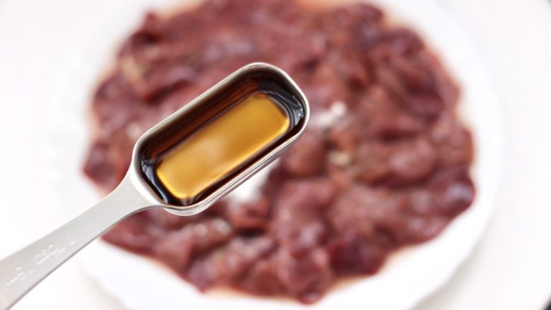 香脆椒爆蒜苔鸡肝,再加入<a style='color:red;display:inline-block;' href='/shicai/ 718'>料酒</a>调味,把鸡肝和调料混合拌匀腌制10分钟。