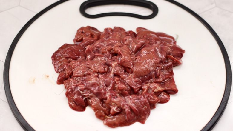 香脆椒爆蒜苔鸡肝,<a style='color:red;display:inline-block;' href='/shicai/ 95'>鸡肝</a>洗净后,用刀去除筋膜,切成薄片。