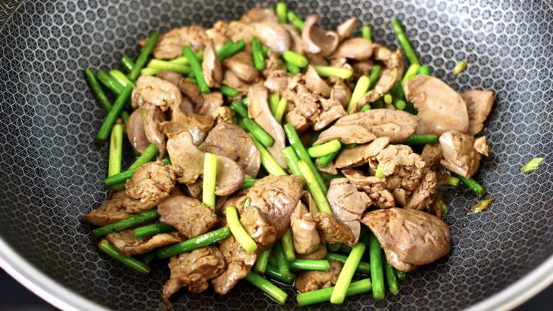香脆椒爆蒜苔鸡肝,大火快速翻炒均匀后,加入鸡肝继续翻炒均匀。