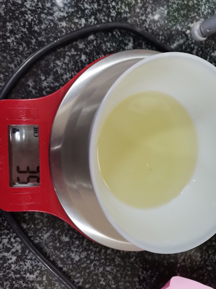 你喝过小米粥,吃过小米饭,我敢肯定你没吃过蒸出来的小米蛋糕,食用油称好