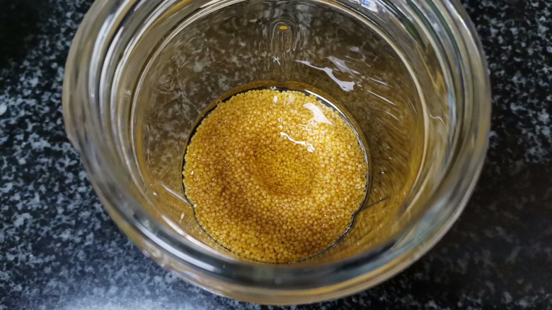 你喝过小米粥,吃过小米饭,我敢肯定你没吃过蒸出来的小米蛋糕,在料理杯里加入食用油