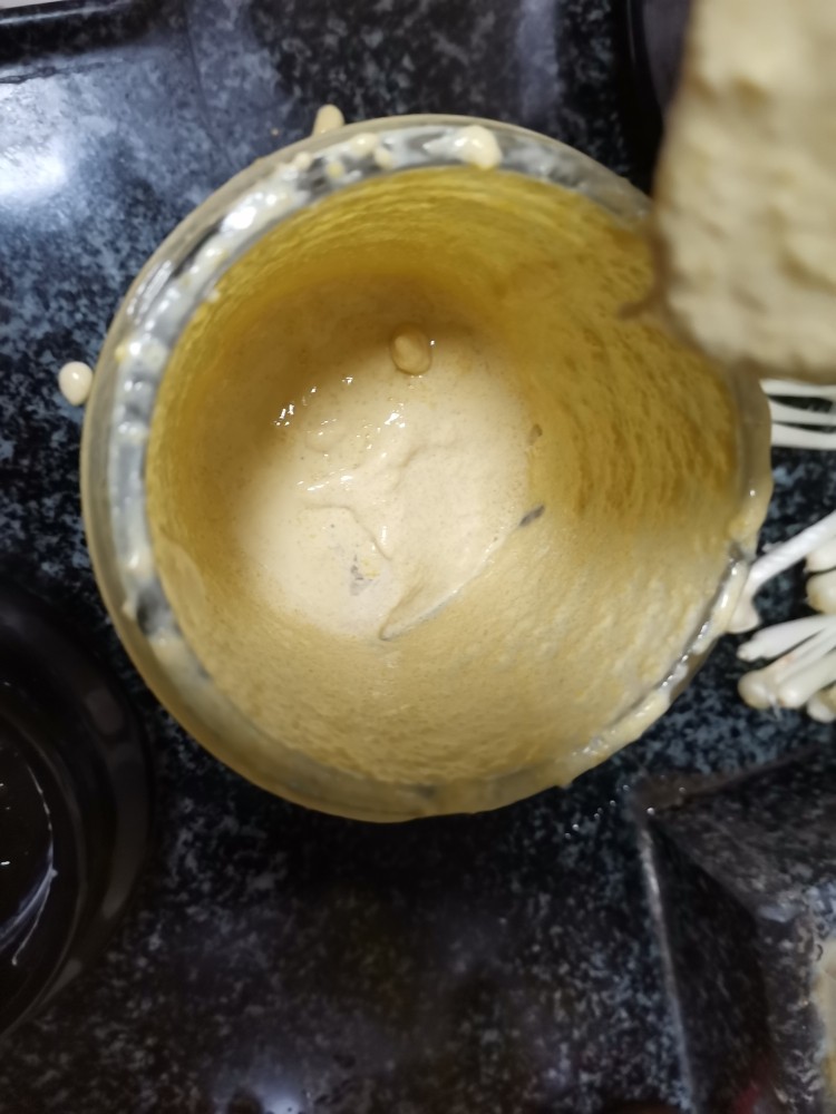 你喝过小米粥,吃过小米饭,我敢肯定你没吃过蒸出来的小米蛋糕,打好的小米蛋黄浆