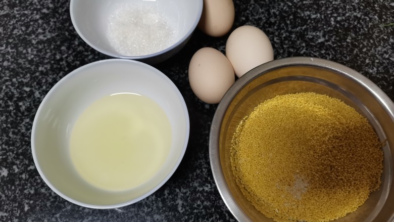你喝过小米粥,吃过小米饭,我敢肯定你没吃过蒸出来的小米蛋糕,所有食材合影
