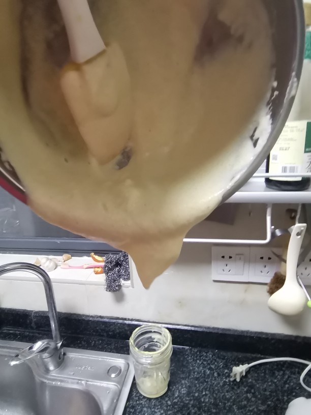 你喝过小米粥,吃过小米饭,我敢肯定你没吃过蒸出来的小米蛋糕,从高空倒下,震出其中的气泡,这样口感才好