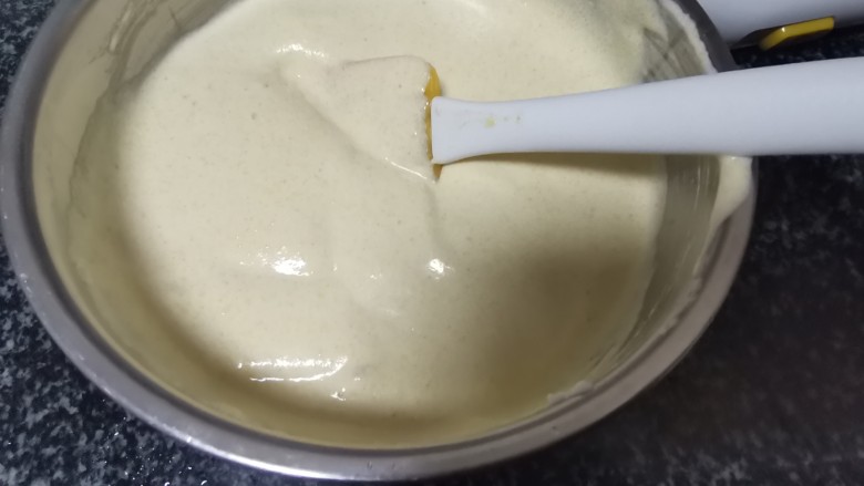 你喝过小米粥,吃过小米饭,我敢肯定你没吃过蒸出来的小米蛋糕,搅拌好的糊糊