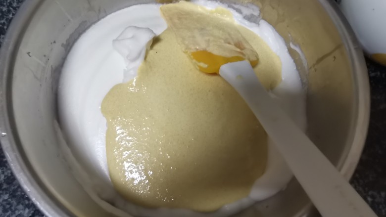 你喝过小米粥,吃过小米饭,我敢肯定你没吃过蒸出来的小米蛋糕,把小米浆和蛋白混合,记住,不规则搅拌均匀