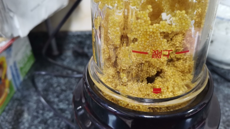 你喝过小米粥,吃过小米饭,我敢肯定你没吃过蒸出来的小米蛋糕,料理机打浆中