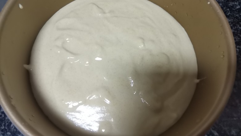 你喝过小米粥,吃过小米饭,我敢肯定你没吃过蒸出来的小米蛋糕,左右轻拍几下,几下震出气泡