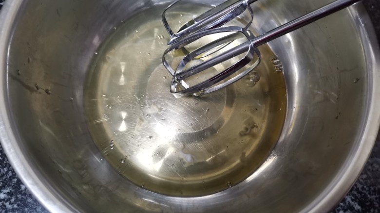 你喝过小米粥,吃过小米饭,我敢肯定你没吃过蒸出来的小米蛋糕,打发蛋白