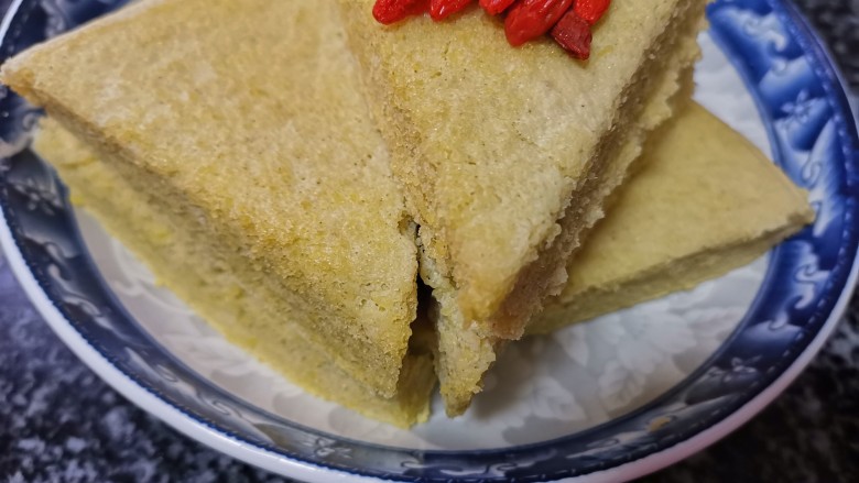 你喝过小米粥,吃过小米饭,我敢肯定你没吃过蒸出来的小米蛋糕,成品图