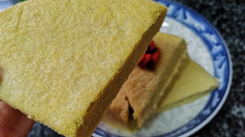 你喝过小米粥,吃过小米饭,我敢肯定你没吃过蒸出来的小米蛋糕,黄澄澄,香喷喷,口感极好的小米蛋糕就做好了。我敢肯定,你没有吃过这样的小米蛋糕,那你还犹豫什么,赶紧动手呀。