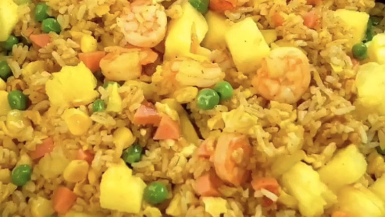 菠萝虾仁炒饭,再下入菠萝粒和<a style='color:red;display:inline-block;' href='/shicai/ 9'>鸡蛋</a>翻炒均匀就可以出锅了,菠萝不要太早放,煮太久菠萝容易太软出水,口感就不好了。
