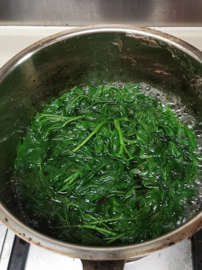 艾草青果【艾味清香,久放不硬】,烧开水,放入艾草煮2分钟捞起,过两次冷水沥干。