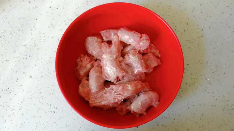 既是零食又是下饭菜的香卤鸡脖,<a style='color:red;display:inline-block;' href='/shicai/ 1056'>鸡脖</a>去除多余的油脂,用刀剁成小段,大概一根三四段,然后投入冷水中,泡出血水,也会去掉一些腥味,然后冲洗干净备用。