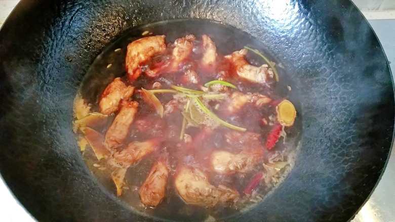 既是零食又是下饭菜的香卤鸡脖,如果啤酒不能没过鸡脖,可以加入一些热水,盖上盖子,大火烧开后转小火,慢炖20-30分钟,根据水量调节时间,鸡脖比较好熟,煮的久一点也会越入味。
