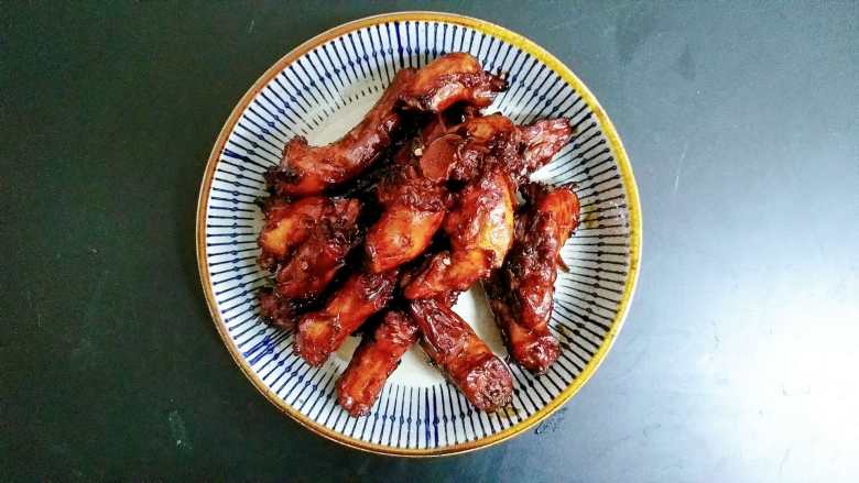 既是零食又是下饭菜的香卤鸡脖,成品出锅,色香味俱全,一道非常美味的下饭菜,同时也是很好的下酒菜,更是完美的追剧小零食,脂肪少,骨头多,吃起来完全没有负担啊。