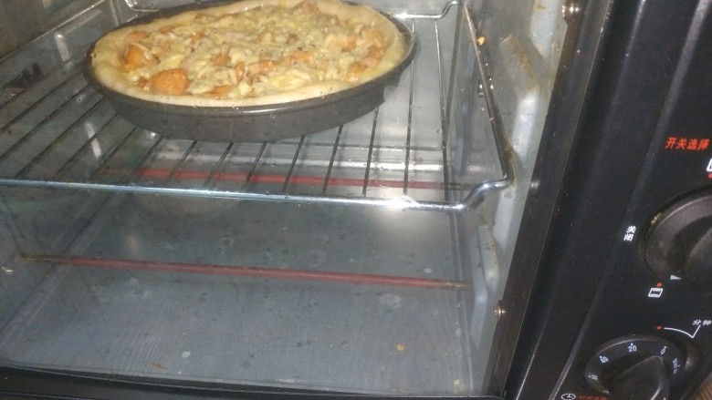 奥尔良鸡肉披萨,放入烤箱,上下火190度,15分钟