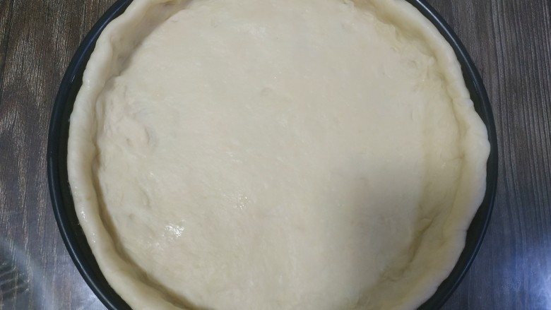 奥尔良鸡肉披萨,披萨盘刷油,放入盘中整形