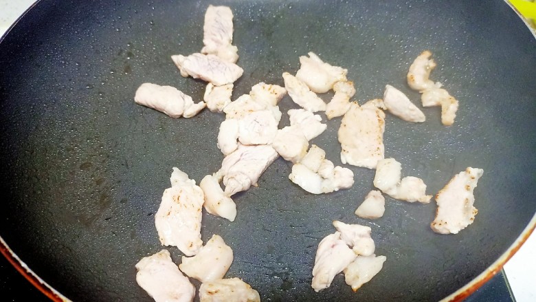 猪肉豆腐黄豆芽焖粉条,锅中放入适量油,炒至猪肉变色