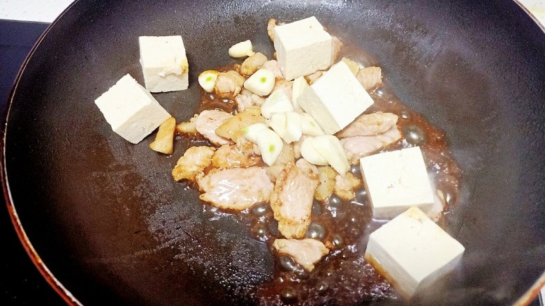 猪肉豆腐黄豆芽焖粉条,倒入<a style='color:red;display:inline-block;' href='/shicai/ 788'>生抽</a>翻炒均匀,放入豆腐